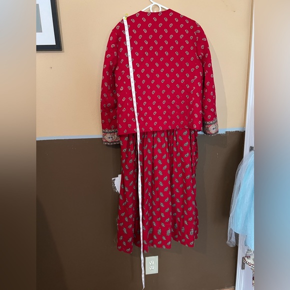 Vera Bradley jumper and jacket set. Red paisley quilted jacket with border trim. - Picture 11 of 15